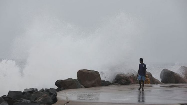 फेंगल चक्रीवादळ तामिळनाडू आणि पुद्दुचेरीत मुसळधार पावसाचा इशारा दिला आहे